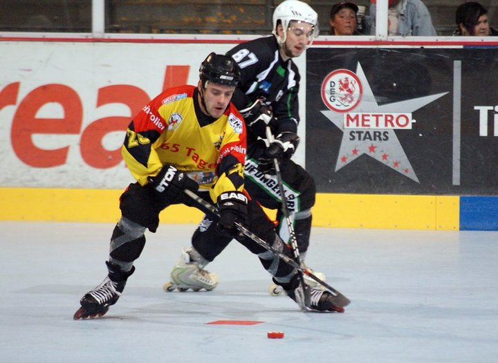 Icon eines Inlineskates mit Hockeyschläger und Puck